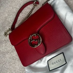Gucci interlocking G calfskin red grained shoulder bag with gold hardware